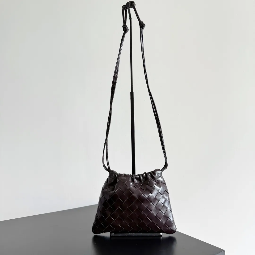 Batch 1400 BOTTEGA VENETA DUSTBAG mini size is officially launched📣📣. It still continues the classic weaving process. The lazy and casual feeling presented by the drawstring pockets is not too suitable for summer. The small back body is light and convenient. It is enough to carry lipstick and tissues when going out every day. It is not easy to make mistakes with any clothes. The shoulder strap has a buckle and pull-out design, which can be adjusted to unlock multiple carrying methods. Style number: 816987 Size: 21*16.6*1cm